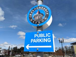 A sign pointing to public parking